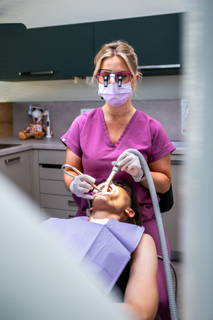 Dentální hygienistka provádí profesionální dentální hygienu pacientce v ordinaci M2 Stoma